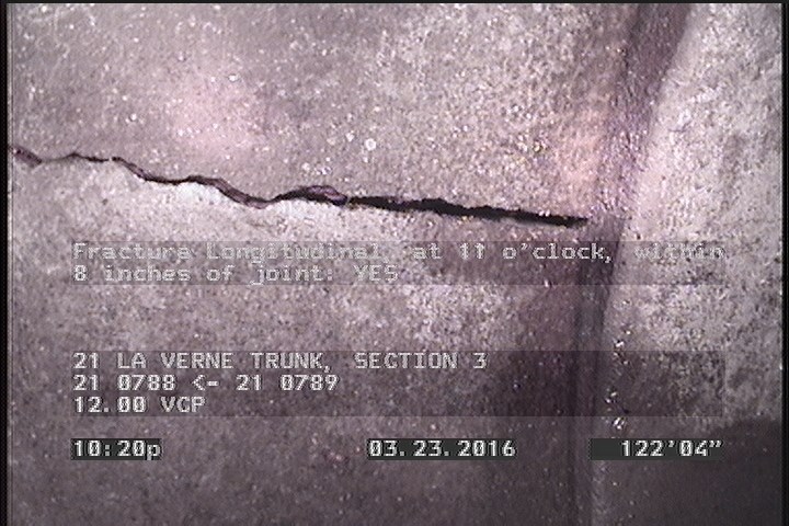 Fracture Longitudinal, at 11 o'clock, within 8 inches of joint: YES