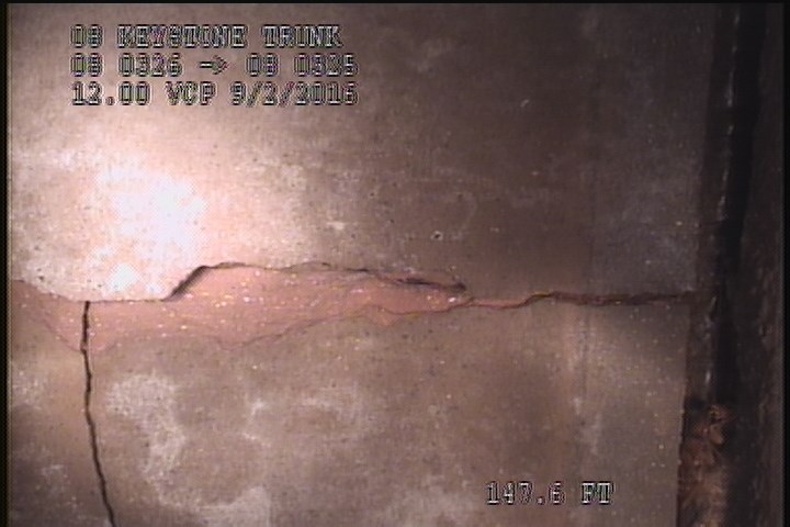 Crack Circumferential, from 01 to 03 o'clock, within 8 inches of joint: YES