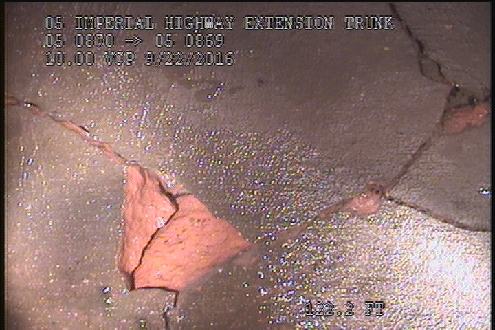 Fracture Multiple, from 12 to 04 o'clock, within 8 inches of joint: YES - SLIGHT