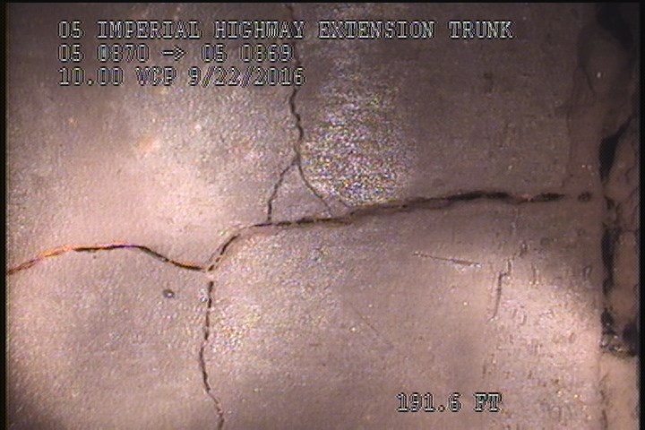 Fracture Multiple, from 12 to 04 o'clock, within 8 inches of joint: YES - SLIGHT
