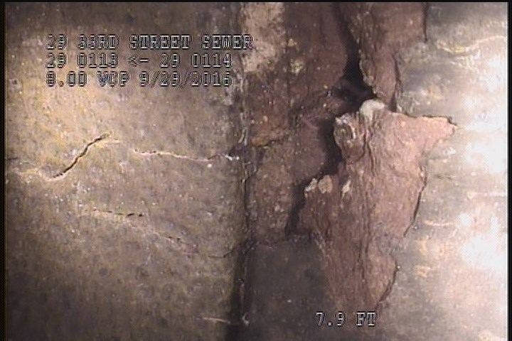 Broken Soil Visible, from 01 to 05 o'clock, within 8 inches of joint: YES