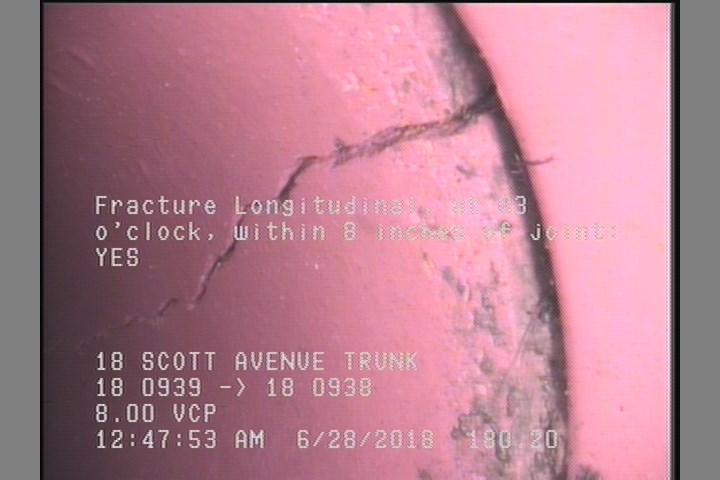Fracture Longitudinal, at 03 o'clock, within 8 inches of joint: YES
