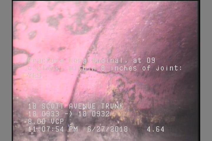 Fracture Longitudinal, at 09 o'clock, within 8 inches of joint: YES
