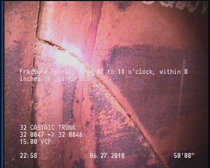 Fracture Spiral, from 07 to 11 o'clock, within 8 inches of joint: YES