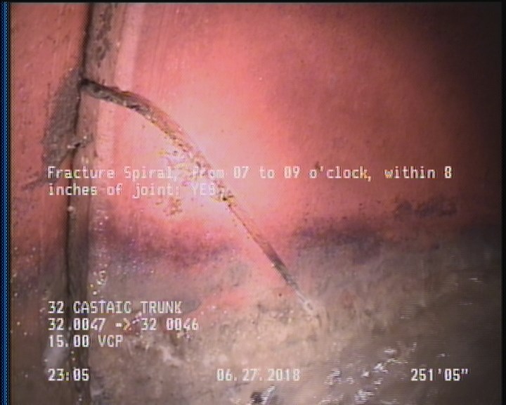 Fracture Spiral, from 07 to 09 o'clock, within 8 inches of joint: YES