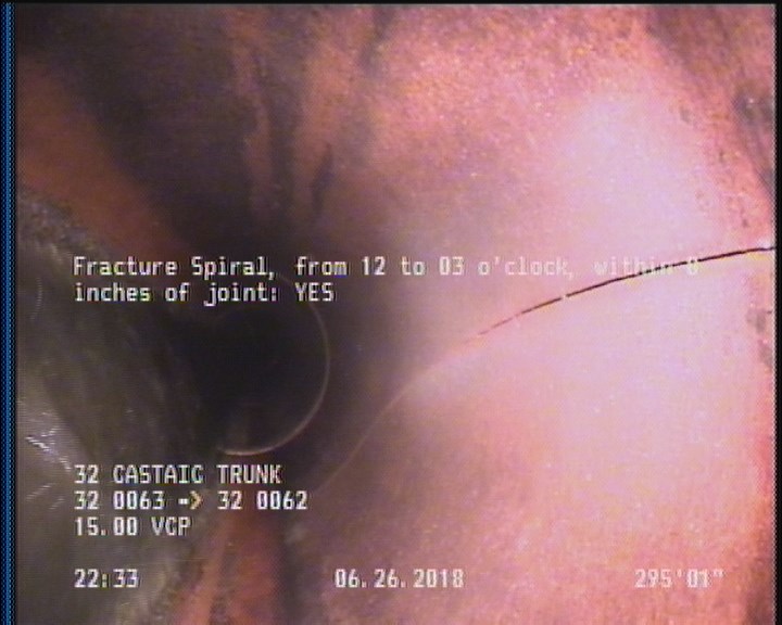 Fracture Spiral, from 12 to 03 o'clock, within 8 inches of joint: YES