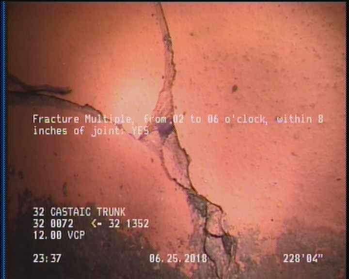 Fracture Multiple, from 02 to 06 o'clock, within 8 inches of joint: YES