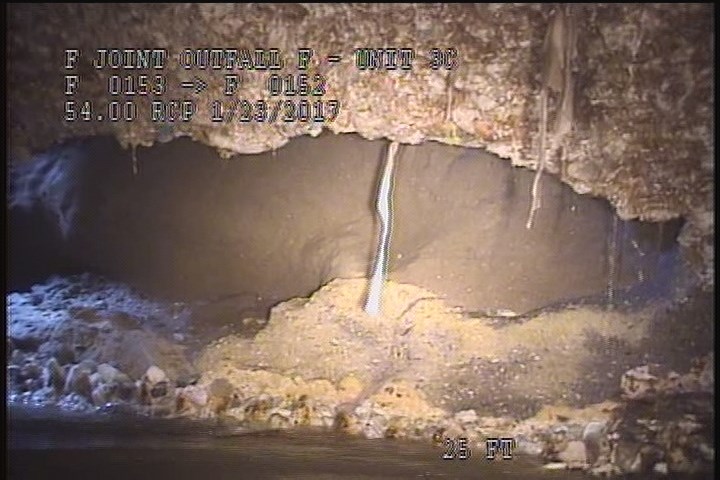 Surface Missing Wall, from 01 to 03 o'clock, within 8 inches of joint: YES, Start - SOIL VISIBLE