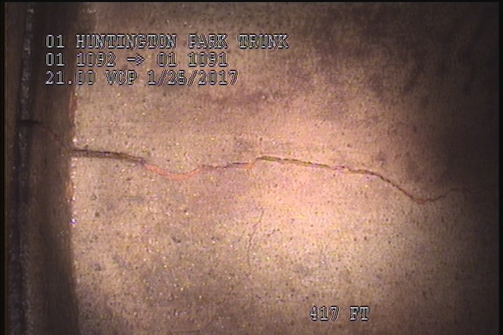Fracture Longitudinal, at 12 o'clock, within 8 inches of joint: YES