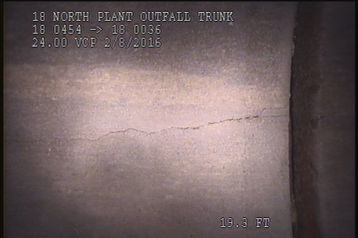Fracture Longitudinal, at 12 o'clock, within 8 inches of joint: YES, - SLIGHT