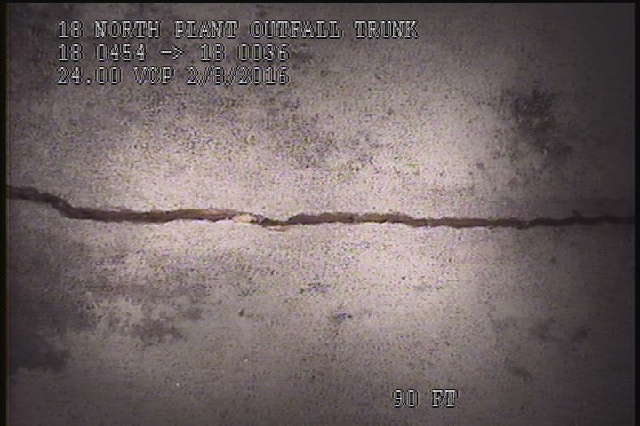Fracture Longitudinal, at 12 o'clock, within 8 inches of joint: YES - SLIGHT