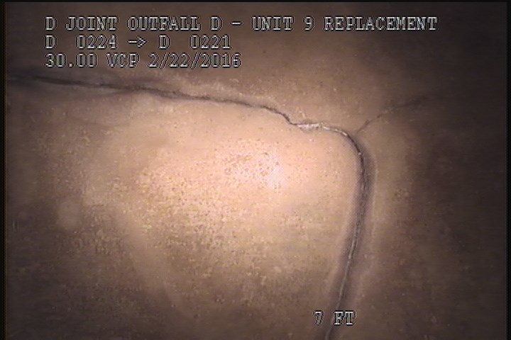 Fracture Circumferential, from 10 to 12 o'clock, within 8 inches of joint: YES - SLIGHT