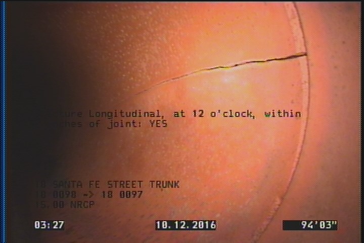 Fracture Longitudinal, at 12 o'clock, within 8 inches of joint: YES
