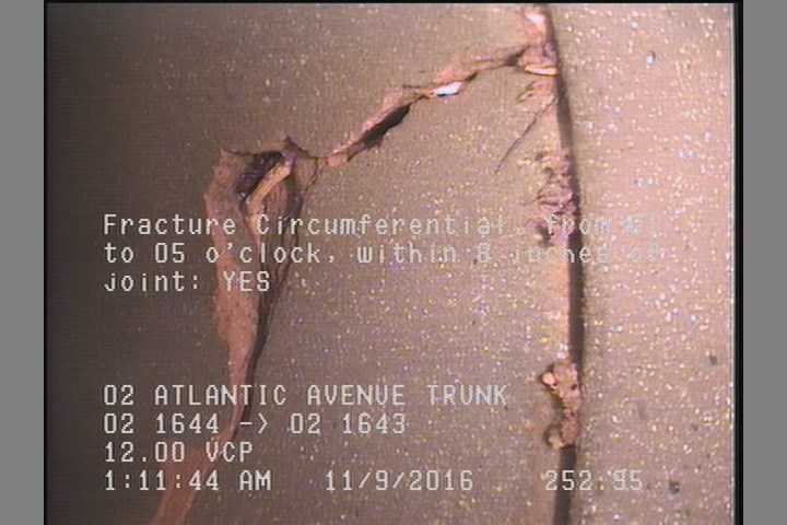 Fracture Circumferential, from 01 to 05 o'clock, within 8 inches of joint: YES