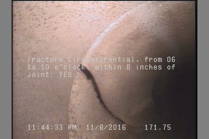 Fracture Circumferential, from 06 to 10 o'clock, within 8 inches of joint: YES