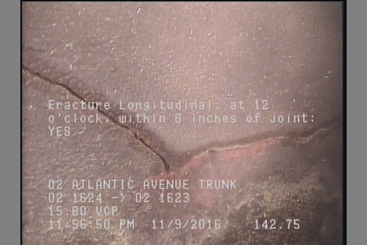 Fracture Longitudinal, at 12 o'clock, within 8 inches of joint: YES