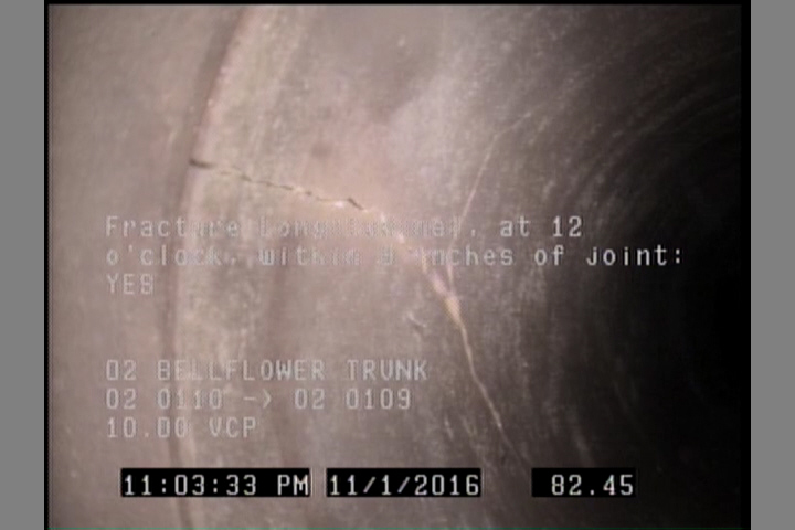 Fracture Longitudinal, at 12 o'clock, within 8 inches of joint: YES
