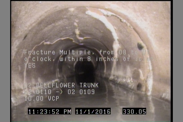 Fracture Multiple, from 08 to 01 o'clock, within 8 inches of joint: YES