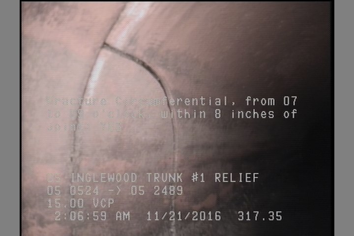 Fracture Circumferential, from 07 to 09 o'clock, within 8 inches of joint: YES