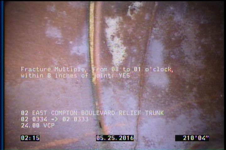 Fracture Multiple, from 08 to 01 o'clock, within 8 inches of joint: YES
