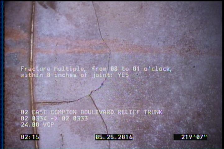 Fracture Multiple, from 08 to 01 o'clock, within 8 inches of joint: YES