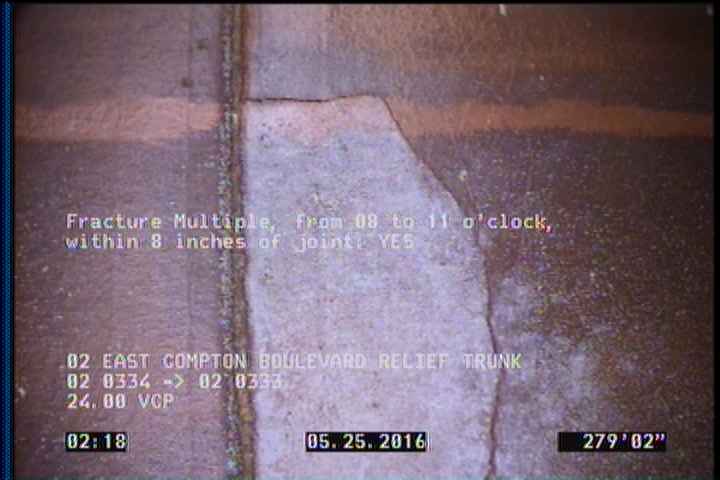 Fracture Multiple, from 08 to 11 o'clock, within 8 inches of joint: YES