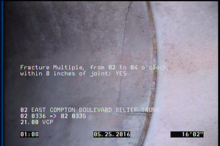 Fracture Multiple, from 02 to 04 o'clock, within 8 inches of joint: YES