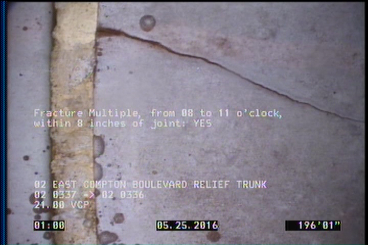 Fracture Multiple, from 08 to 11 o'clock, within 8 inches of joint: YES