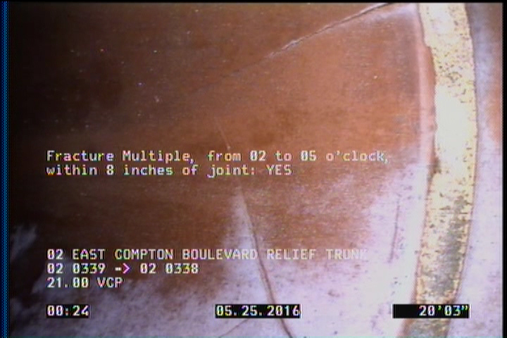 Fracture Multiple, from 02 to 05 o'clock, within 8 inches of joint: YES
