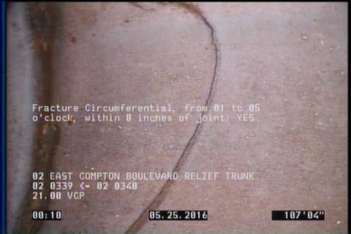 Fracture Circumferential, from 01 to 05 o'clock, within 8 inches of joint: YES