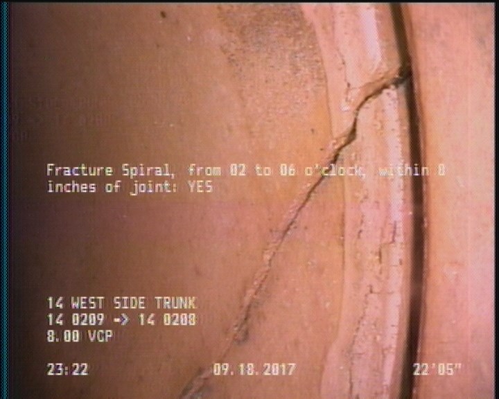 Fracture Spiral, from 02 to 06 o'clock, within 8 inches of joint: YES