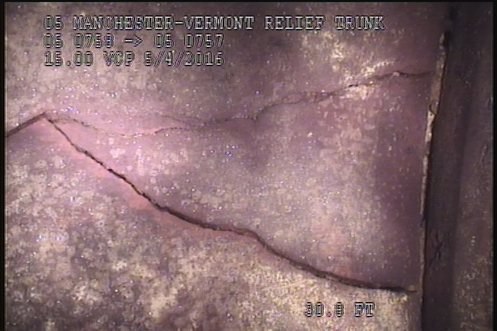 Fracture Multiple, from 08 to 04 o'clock, within 8 inches of joint: YES - SLIGHT