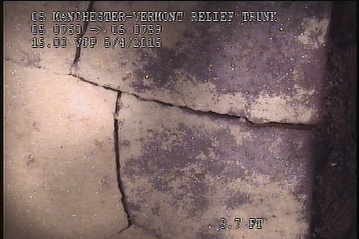 Fracture Multiple, from 08 to 04 o'clock, within 8 inches of joint: YES - SLIGHT