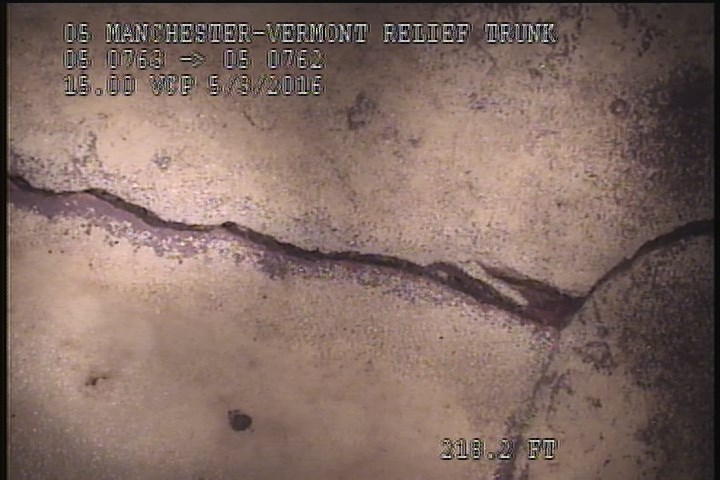 Fracture Circumferential, from 11 to 02 o'clock, within 8 inches of joint: YES - MODERATE