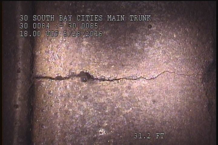 Fracture Multiple, from 08 to 01 o'clock, within 8 inches of joint: YES