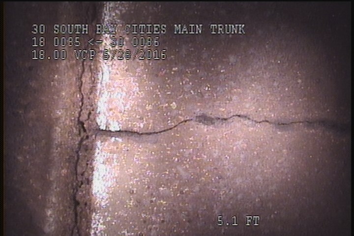 Crack Longitudinal, at 01 o'clock, within 8 inches of joint: YES
