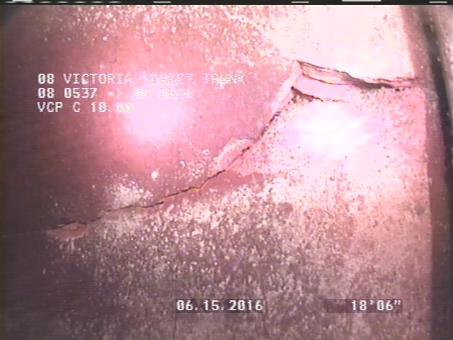 Fracture Circumferential, from 02 to 04 o'clock, within 8 inches of joint: YES - SLIGHT & CHIP