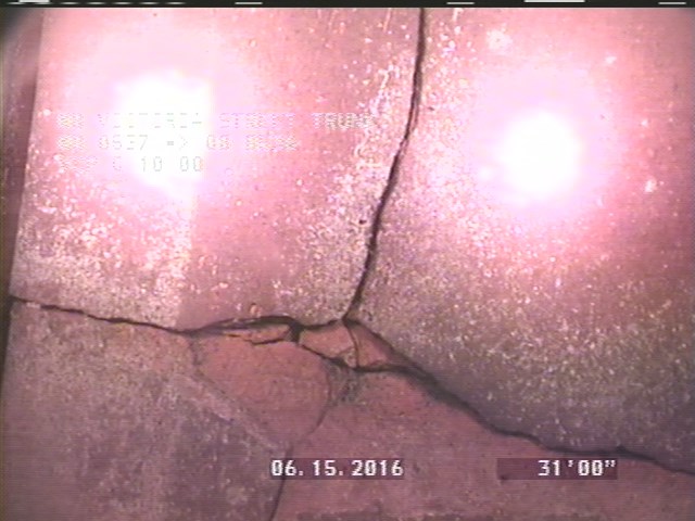 Fracture Multiple, from 08 to 04 o'clock, within 8 inches of joint: YES - SLIGHT
