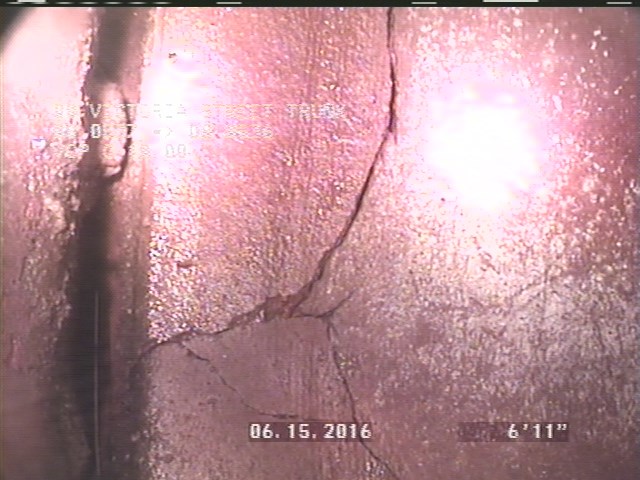 Fracture Multiple, from 08 to 04 o'clock, within 8 inches of joint: YES - SLIGHT