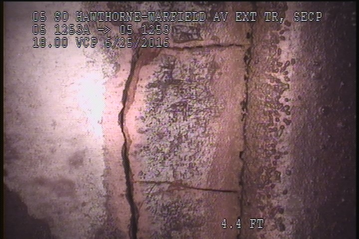 Fracture Multiple, from 08 to 04 o'clock, within 8 inches of joint: YES - SLIGHT