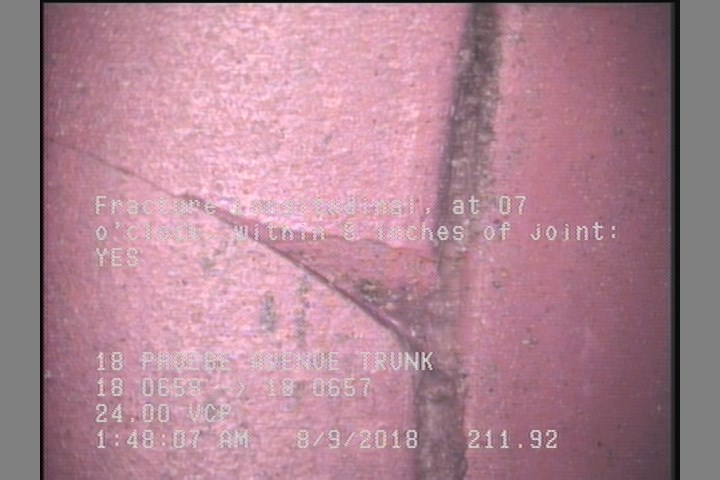 Fracture Longitudinal, at 07 o'clock, within 8 inches of joint: YES