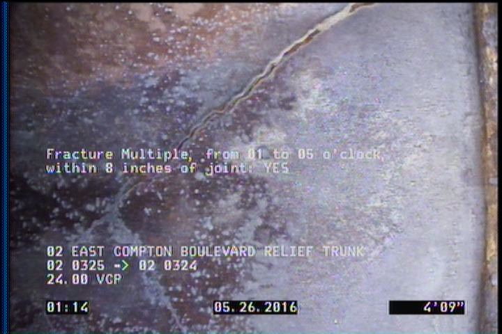 Fracture Multiple, from 01 to 05 o'clock, within 8 inches of joint: YES