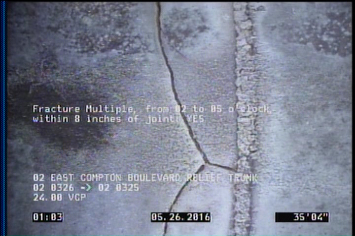 Fracture Multiple, from 02 to 05 o'clock, within 8 inches of joint: YES