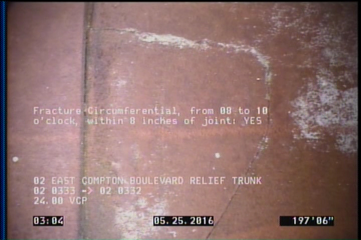 Fracture Circumferential, from 08 to 10 o'clock, within 8 inches of joint: YES