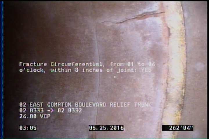 Fracture Circumferential, from 01 to 04 o'clock, within 8 inches of joint: YES