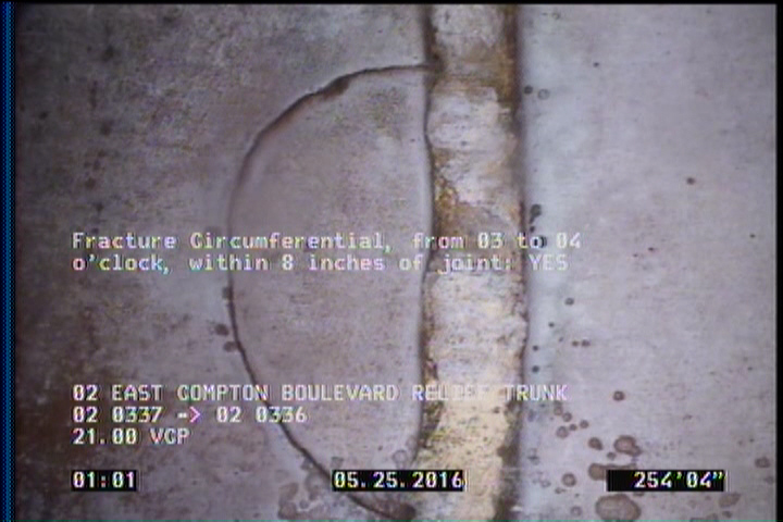 Fracture Circumferential, from 03 to 04 o'clock, within 8 inches of joint: YES