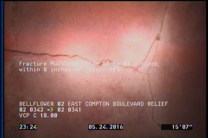 Fracture Multiple, from 08 to 01 o'clock, within 8 inches of joint: YES