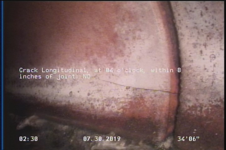 Crack Longitudinal, at 04 o'clock, within 8 inches of joint: YES