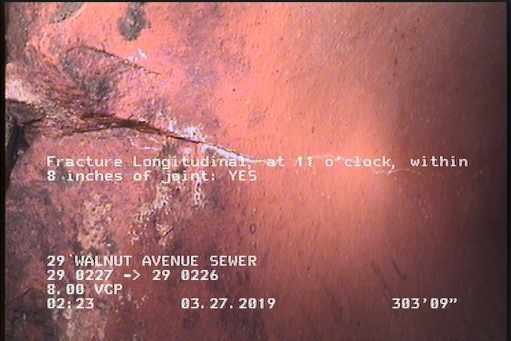 Fracture Longitudinal, at 11 o'clock, within 8 inches of joint: YES