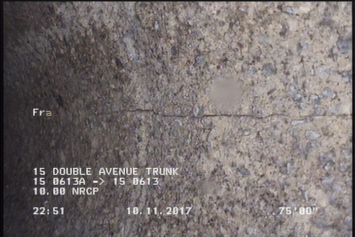 Fracture Longitudinal, at 12 o'clock, within 8 inches of joint: YES